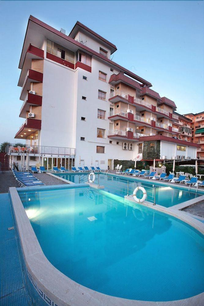 Gallia Club Hotel Чезенатико Екстериор снимка