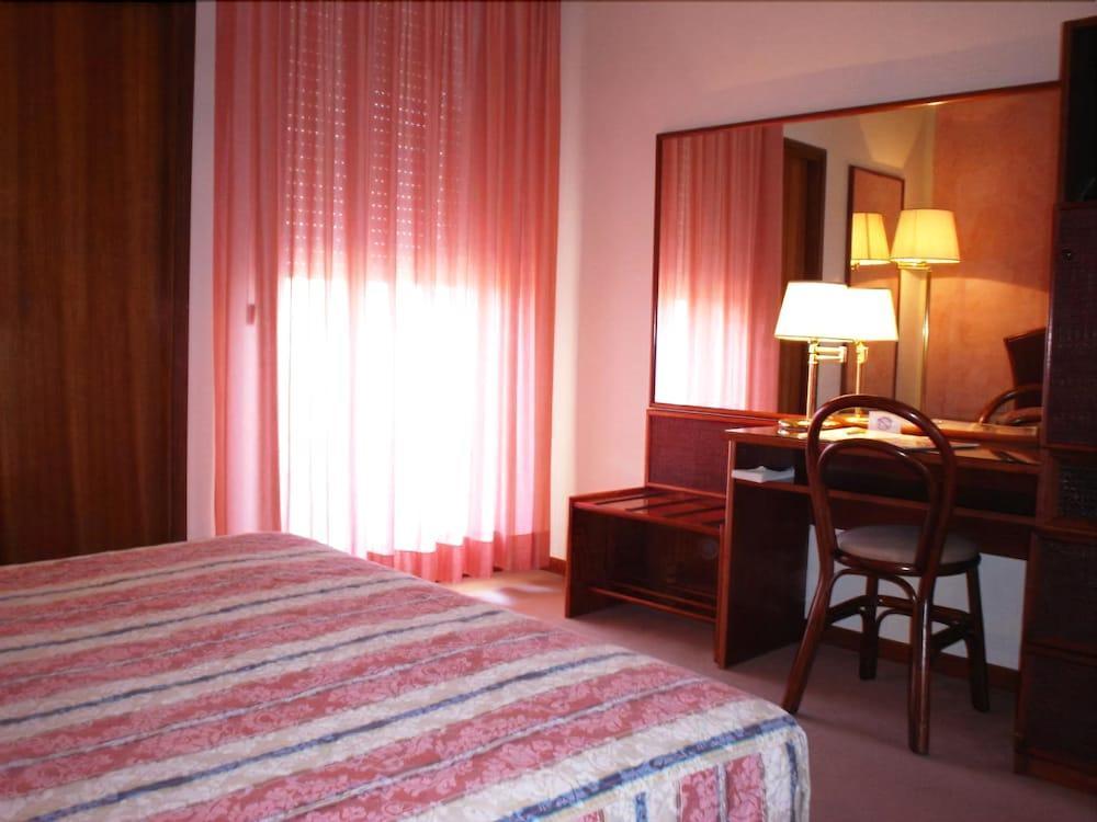 Gallia Club Hotel Чезенатико Екстериор снимка